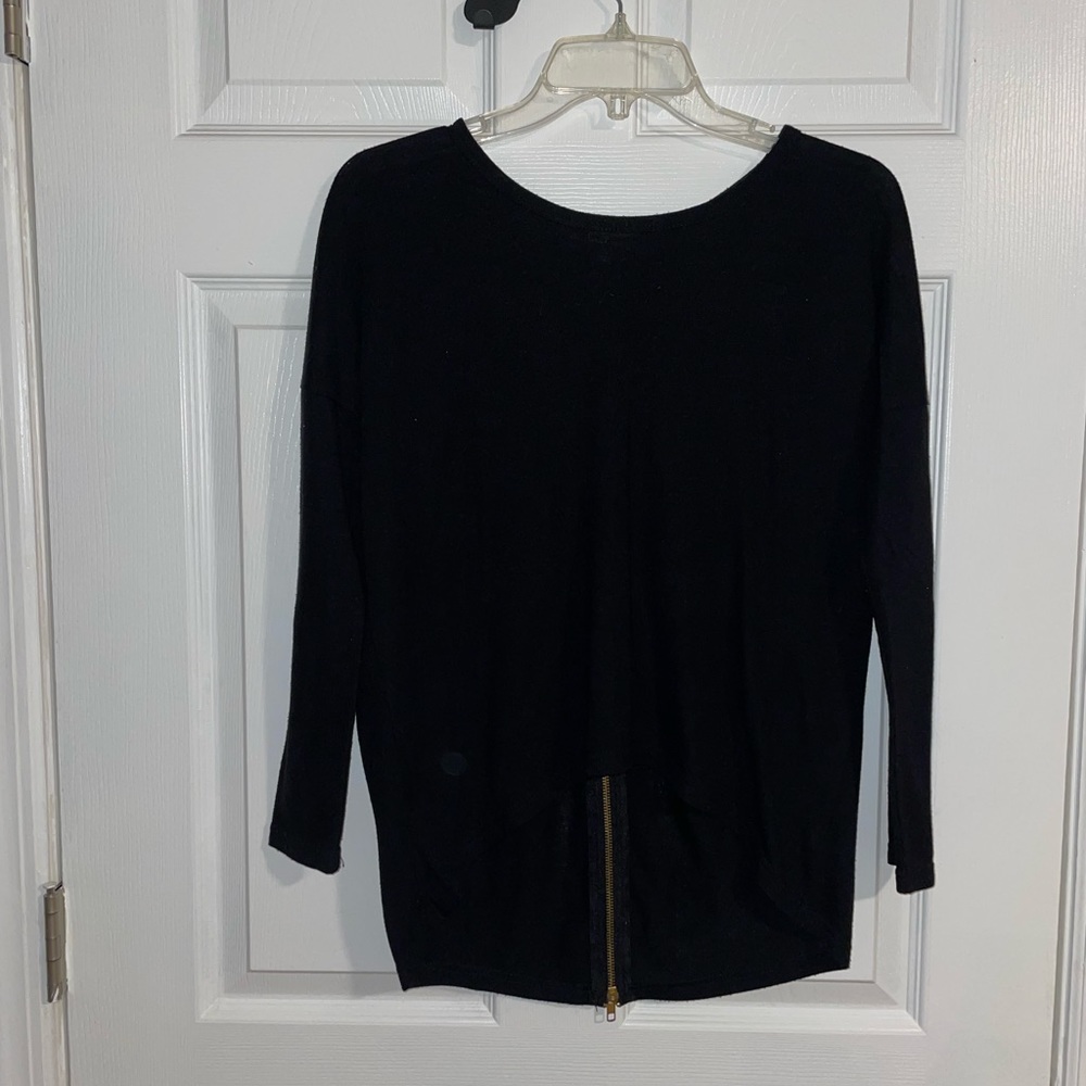 Black Lulu’s sexy high low zipper back top